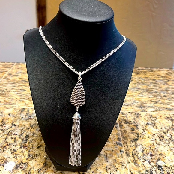 EUC Lucky Brand Necklace-Gorgeous silver toned turquoise stone 18” necklace - Picture 2 of 7